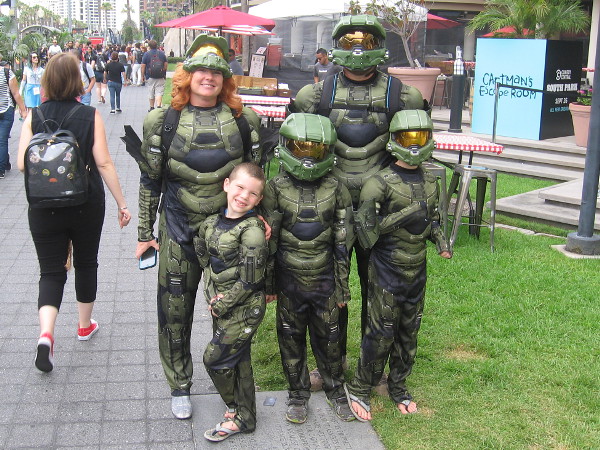 Halo cosplay by a happy family at Comic-Con!